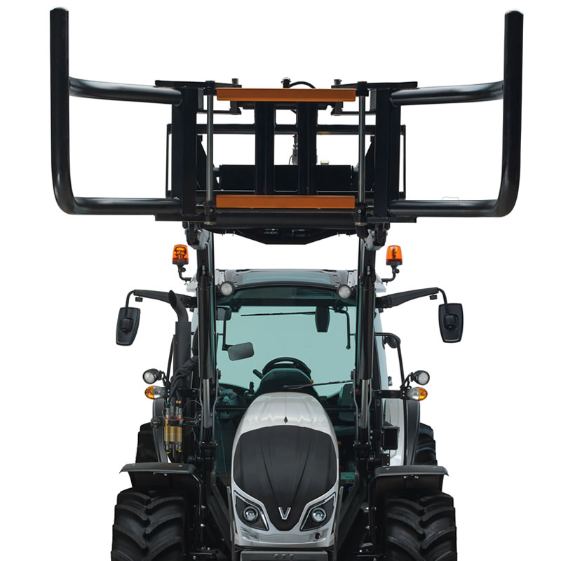 Valtra A-Serie mit Frontlader und Ballengabel